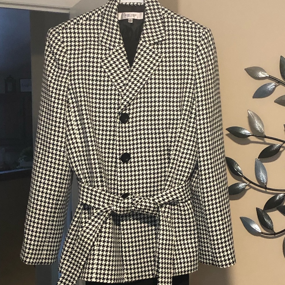 Jones New York pant suit excellent condition size 14 pant inseam 34